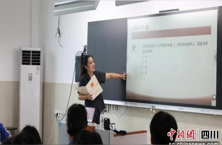 自贡荣县:“法治知识大比拼”比赛进校园